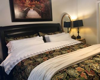 Elegant 2br Cottage Designer Touches, Prime Greenville Stay - Greenville - Bedroom