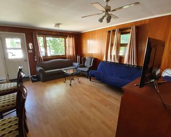 Large Cottage, 2 min Walk to Beach, BCC #1 - Wasaga Beach - Living room
