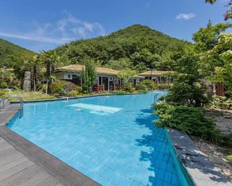 Tongyeong Hansan Marina Resort - Tongyeong - Pool