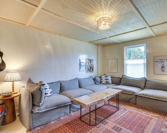 4 Mi to Great Barrington: Berkshires Retreat! - Sheffield - Wohnzimmer