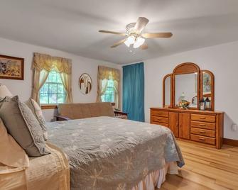 Cozy Bungalow Just Minutes from Mystic, Westerly Beaches, Boating and Casinos! bungalow - Groton - Bedroom