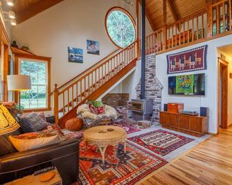 Redwood coastal custom farmhouse surrounded by sunshine and flowers - 트리니다드 - 거실