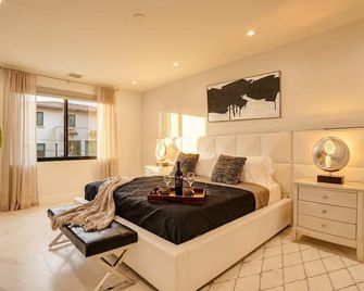 Walk to LasOlas | 4BR | Htd Pool | 5 mins to Beach - Fort Lauderdale