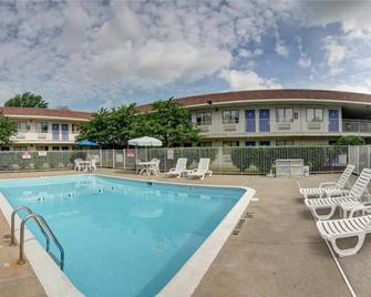 Motel 6 Cleveland West Lorain Amherst - Amherst - Piscina