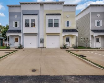 Newly Built 3-bedroom townhome - Lake Dallas - Edificio