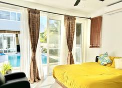 A brand new lovely 2 bedroom holiday guest house, 2 bath with pool in 5min Walk to sunset grace bay beach - Grace Bay - Habitación