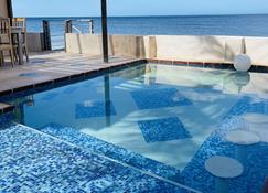 Gorgeous Oceanfront Villa Solana with Pool and Direct Beach Access - Santa Clara - Piscina