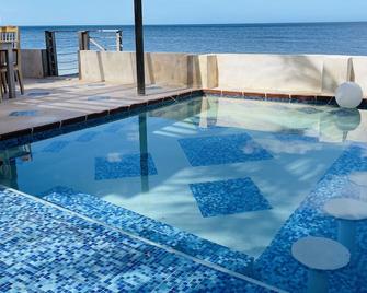 Gorgeous Oceanfront Villa Solana with Pool and Direct Beach Access - 산타 클라라 - 수영장