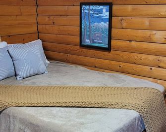 Escape to Texarkana's Log Cabin 2 with All the Comforts! - Texarkana - Bedroom