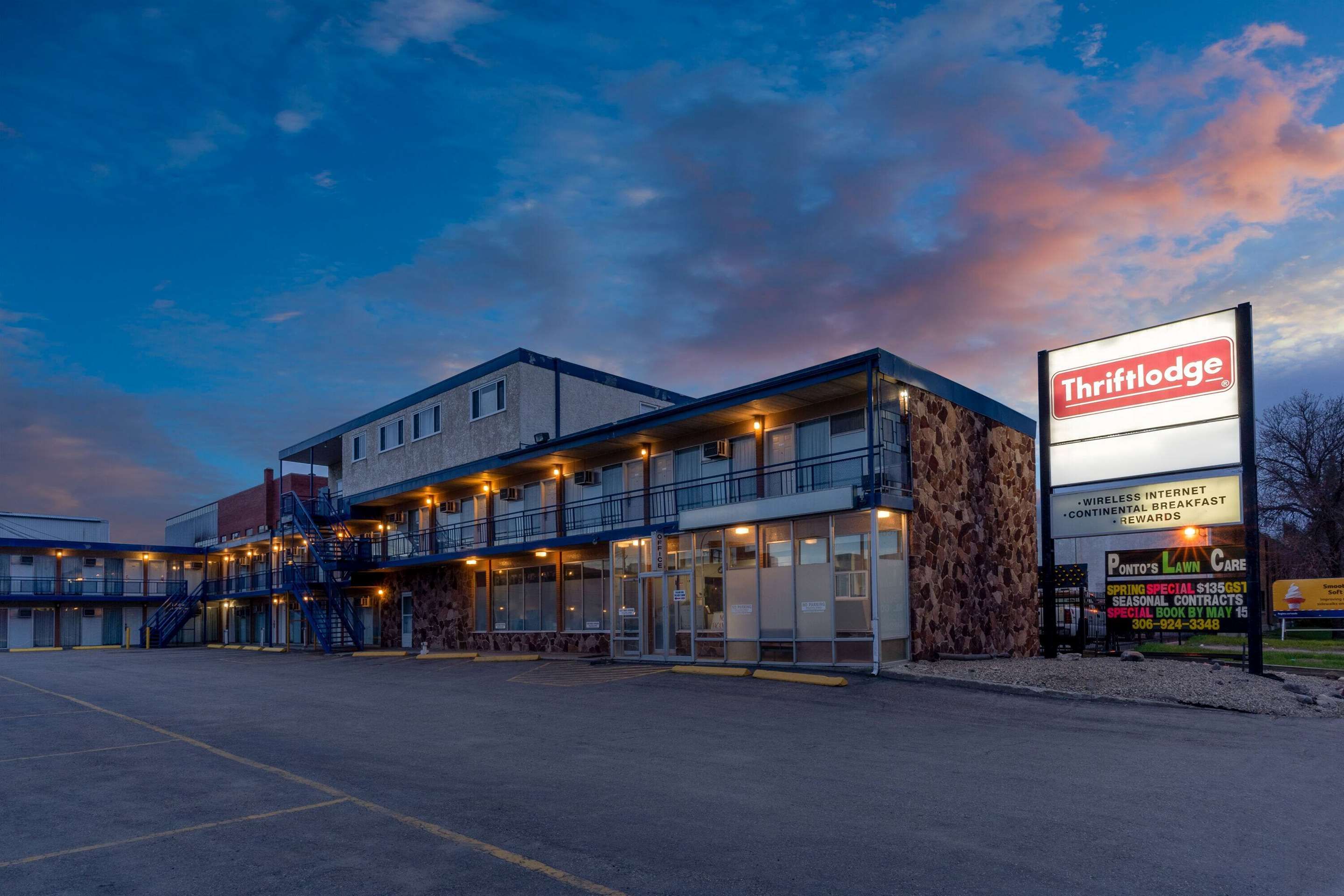 Thriftlodge by Wyndham Regina North - Regina - Edificio