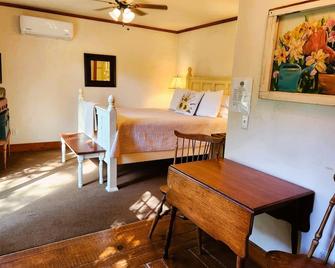 Oak Hill Inn, cozy boutique hotel only a 5min stroll to the heart of Julian!! - Julian - Slaapkamer