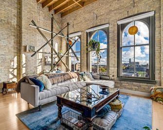 Cozy 1BD w/ View in Walker's Point, Free Parking - Milwaukee - Living room