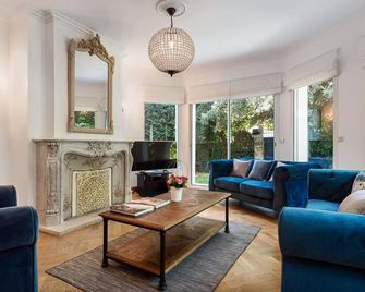 Villa Stella - 10 chambres - 5 salles de bains - Château de Versailles à pied - Le Chesnay - Salon