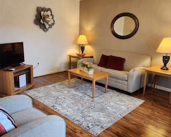 Affordable Corporate Suites Christiansburg - Christiansburg - Living room