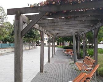 Apartment near the beach and with beautiful views of the church bell tower. - Malgrat de Mar - Patio