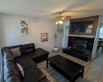 Spacious 4BR Home w/ Private Pool, Workspace & Sleeps 13 - Corinth - Living room