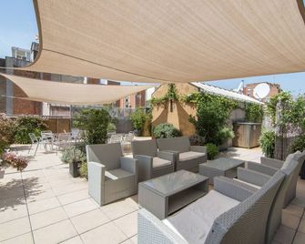 Happy People Gaudi Sant Pau Apartments - Barcelona - Patio