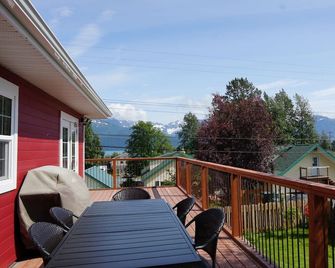 Sockeye house 420 3rd ave Large house located in downtown Accommodates up to 12 - Seward - Balkon