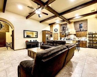 Tuscan Villa Outdoor Living, Jacuzzi & Gym - Las Cruces - Living room