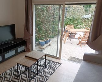 Detached apartment house, located on the authors of Lodève. - Lodève - Sala de estar