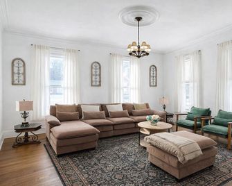 Enjoy 6 comfy beds, a mini‑bar, a classic victrola, and a relaxing clawfoot tub. - Fort Plain - Living room