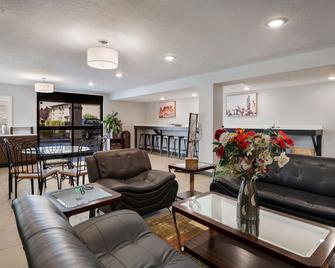 Red Lion Inn & Suites Ontario - Ontario - Living room