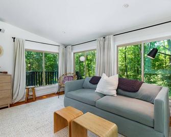 Rhinebeck Chalet: Modern Stylish Retreat - Rhinebeck - Living room