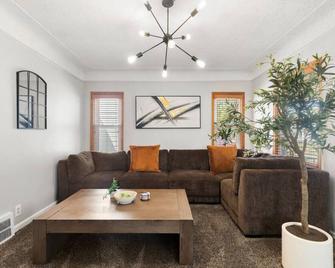 Cozy Home Fenced Yard Pets Welcome Great Location - Lincoln Park - Living room