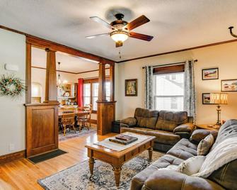 Charming Winterset Vacation Rental with Yard and Patio - Winterset - Living room