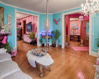 Pink Castle Bae-cation (Pool & Hottub) in Hudson, wI - Hudson