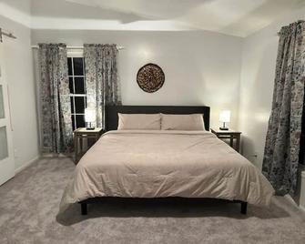 Sovereign Cottage - Farm Land/Hot Tub/Outdoor Area - Fuquay-Varina - Bedroom