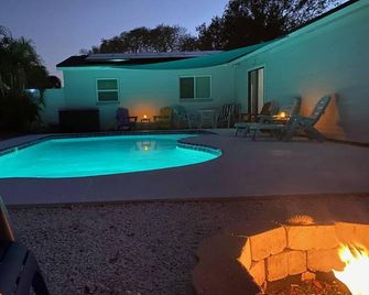 Heated Pool Close to St Pete Tampa Pet Friendly - Pinellas Park - Uima-allas