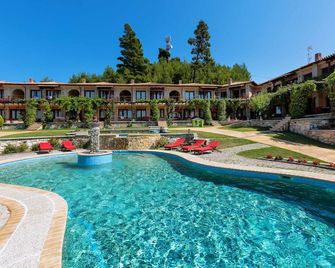 Akritas Ef Zin - Palioúrion - Piscina