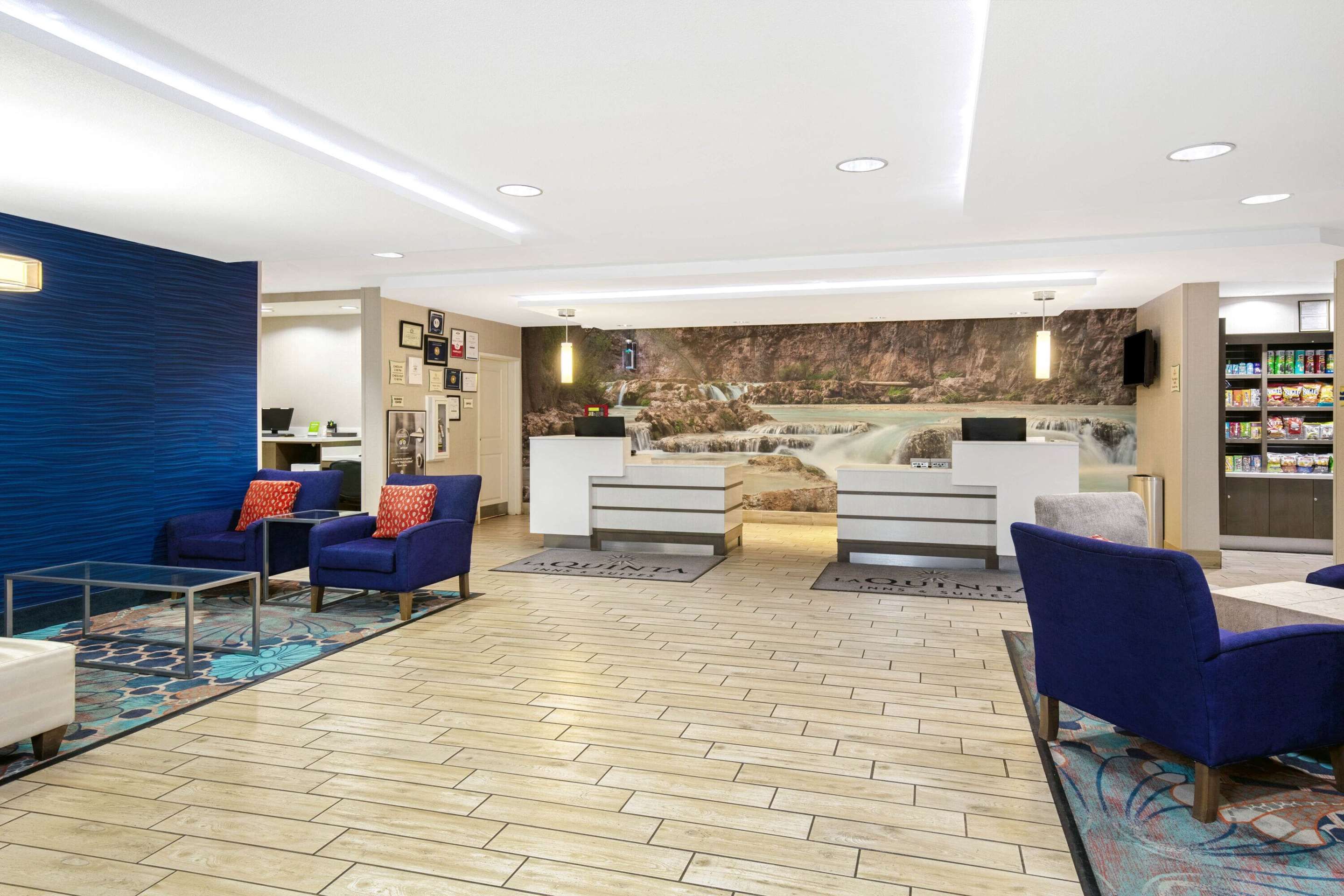 Lobby view of La Quinta Inn & Suites by Wyndham Kingman