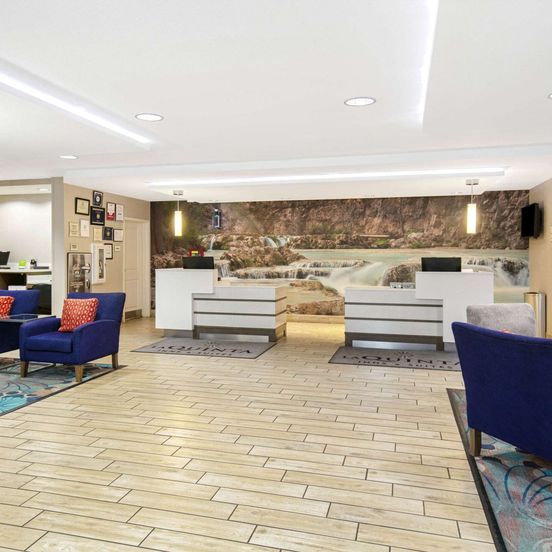 Lobby view of La Quinta Inn & Suites by Wyndham Kingman