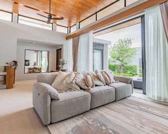 Botanica Modern By Villacarte 159/31 - Si Sunthon - Living room