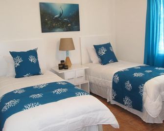Coco Beach Home, Steps To The Beach - Coco - Habitación