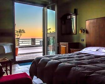 Hotel Capomulini 3 Stelle - Acireale - Спальня