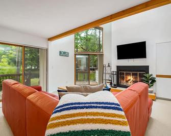Outdoor retreat with pool, hot tub, and athletic court access - water views - Petoskey - Living room
