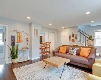 Charming Baltimore Getaway - 5 Miles to Downtown! - Baltimore - Sala de estar