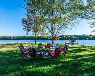 Gorgeous Up at the Lake Home With Modern Features! - Balsam Lake - Patio