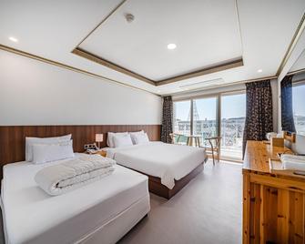 Hawaii Hotel Tongyeong - Tongyeong - Habitación