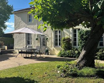 Charming ,Traditional Country Farmhouse with swimming pool, 26 miles Puy Du Fou - Bressuire - Patio