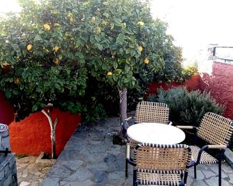 S.D Apartment Is Located In Lávrion Is 10 Minutes Walk Of The Center - Lawrio - Patio