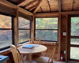 Charming log cabin with AC and WiFi in peaceful Hancock, Maine - Hancock - Dining room
