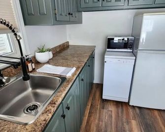 2BR/1BA cozy cottage, brimming with character, steps from beautiful Lake Huron - Sarnia - Cocina