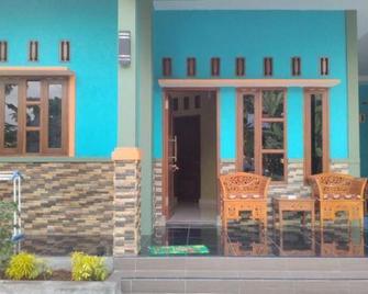 Penginapan Keluarga 215 - Anyar - Patio