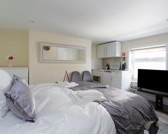 St Mary's - Modern Central Huge Studio Apartments - Southampton - Bedroom