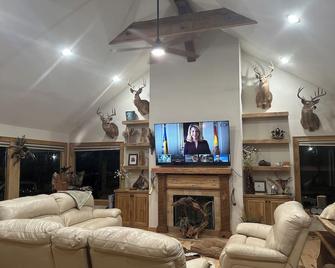 Hideaway Lodge in the Pines, home with coziness, comforts of home - Farmerville - Living room