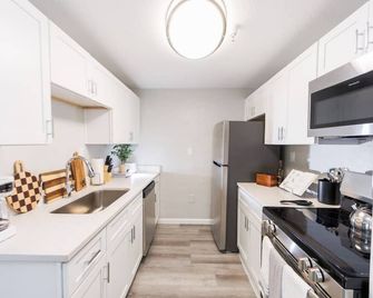 The Riverwalk Retreat Chic Downtown 2br Condo - Fort Myers - Küche